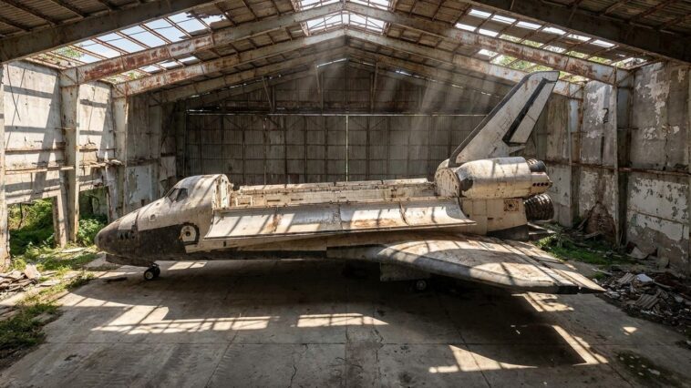 Au fond d'un hangar de Baïkonour repose depuis 1988 une navette de 36 m qui n'a volé qu'une seule fois, et sans personne à...
