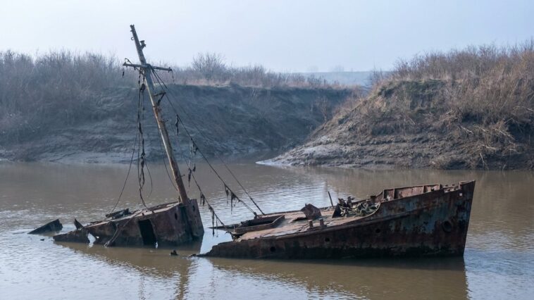 Au fond du Danube, près de Prahovo, repose depuis 1944 une flotte sabordée que l'étiage d'août a entièrement remise à l'ai...