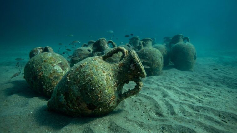 Au large d'Andros repose une épave vieille de 2 400 ans dont les 600 amphores suffisent à revoir toute l'échelle du commer...