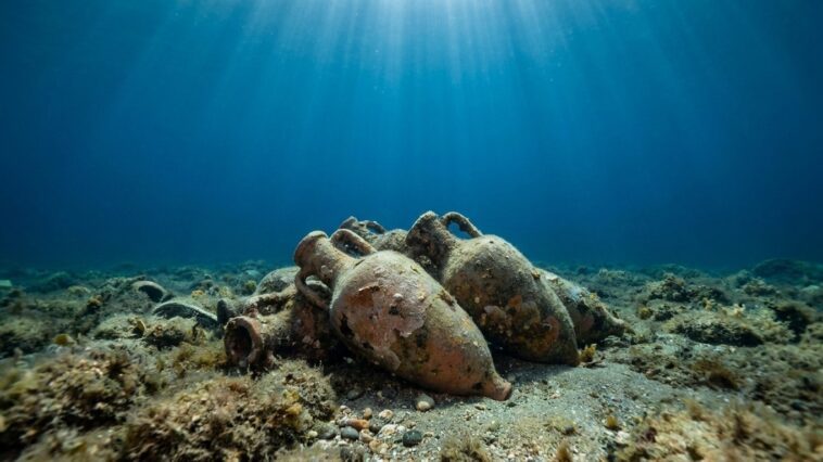 Au large d'une plage de Sicile dort depuis 2 100 ans un cargo romain dont les centaines d'amphores sont restées empilées à...