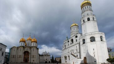 Au pied d'un clocher de Moscou gît depuis 1735 une cloche de 202 tonnes que personne n'a jamais entendue sonner