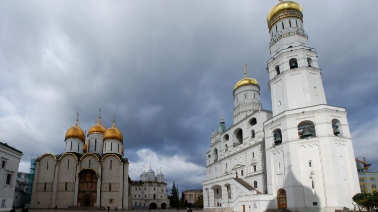 Au pied d'un clocher de Moscou gît depuis 1735 une cloche de 202 tonnes que personne n'a jamais entendue sonner