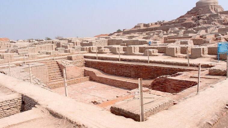 Ce que vous prenez pour une cité née vers 2600 av. J.-C. a en réalité commencé des siècles plus tôt au bord de l'Indus