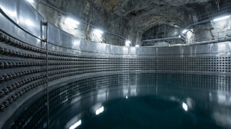 En remplissant une cuve de 50 000 tonnes d'eau au fond d'une mine japonaise, des physiciens ont littéralement mis à mal le...