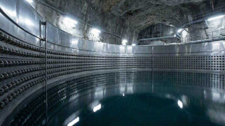 En remplissant une cuve de 50 000 tonnes d'eau au fond d'une mine japonaise, des physiciens ont littéralement mis à mal le...