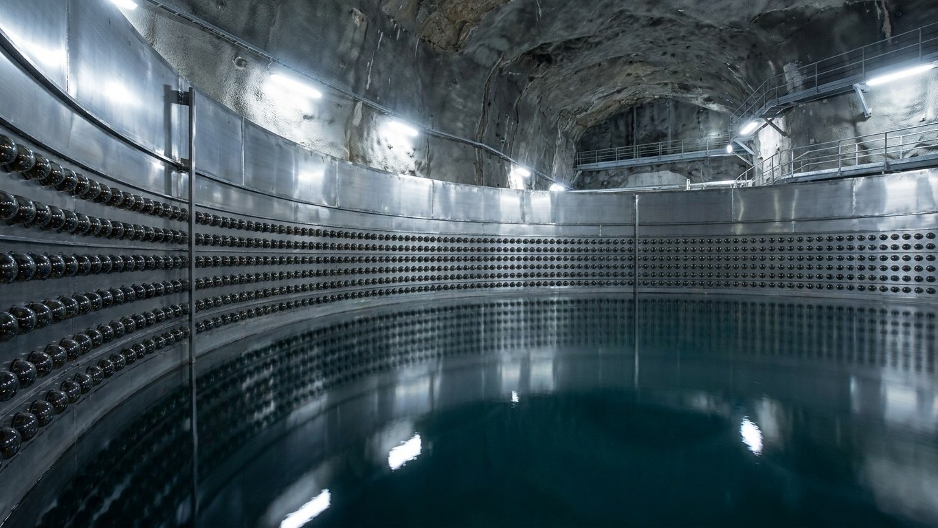 En remplissant une cuve de 50 000 tonnes d’eau au fond d’une mine japonaise, des physiciens ont littéralement mis à mal les plus grandes théories de la matière