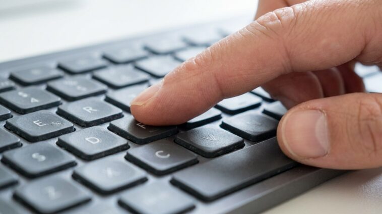 Je tapais au clavier en fixant mes doigts depuis quinze ans : un collègue m'a montré les deux petites barres en relief et ...