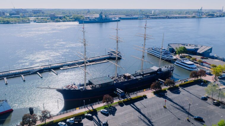 Le long d'un quai de Philadelphie rouille depuis près de 30 ans un paquebot de 302 m qui détient toujours un record jamais...