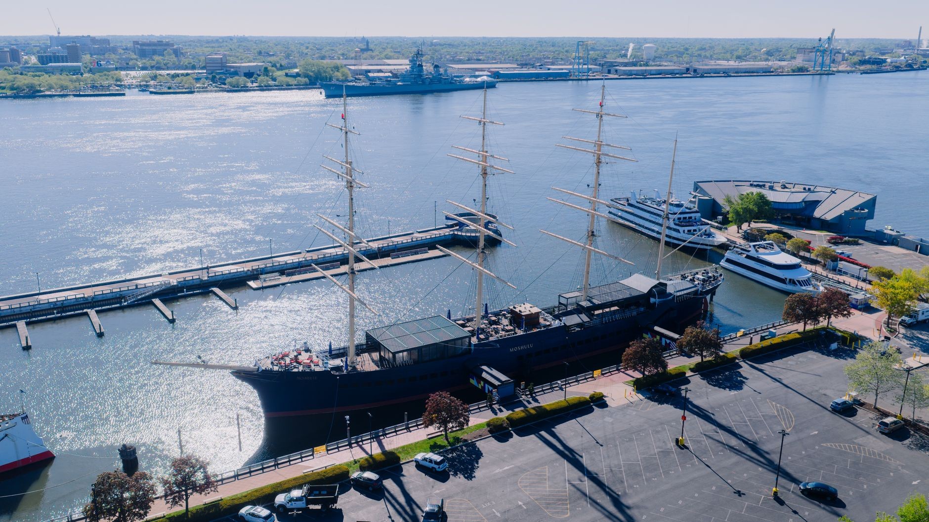 Le long d’un quai de Philadelphie rouille depuis près de 30 ans un paquebot de 302 m qui détient toujours un record jamais repris