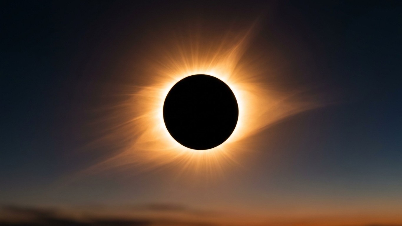 On s’obstine tous à l’imaginer nacrée, alors que le 12 août 2026 la couronne solaire est apparue franchement dorée au-dessus de l’horizon