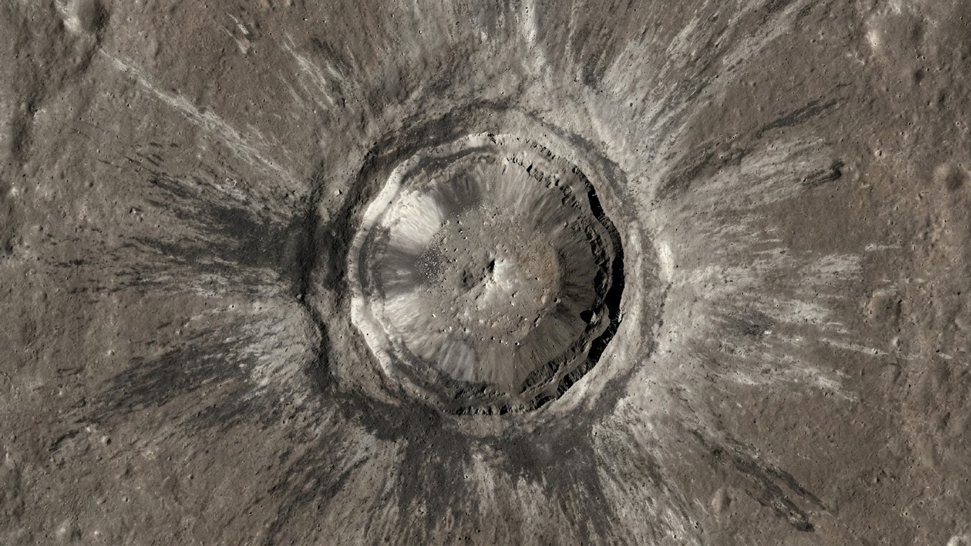 Un étage de Falcon 9 s’est écrasé sur la Lune : la science vient de comprendre ce que son cratère de 18 m a remonté à la surface