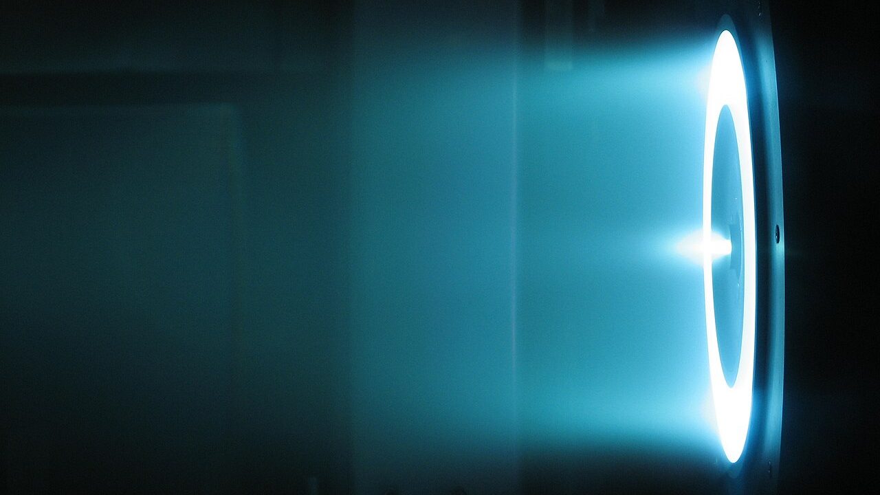 C’est officiel pour les moteurs à effet Hall : le zinc solide vient d’allumer un propulseur, et le xénon n’est plus seul en orbite