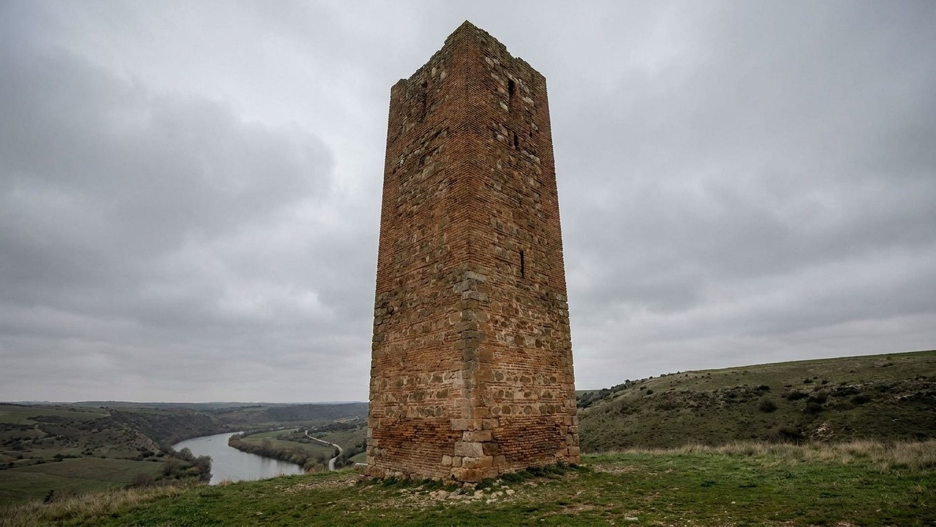 Cette tour de 29,40 m n’a jamais eu ni porte ni escalier : ce que ses briques gallo-romaines gardent depuis dix-huit siècles en Indre-et-Loire