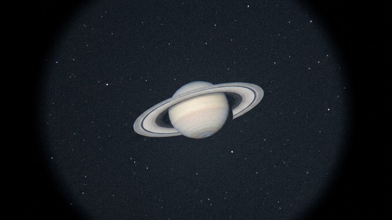 Deux astronomes amateurs ont pointé le pôle sud de Saturne avant Hubble : leurs images ont tranché ce que Cassini n’avait jamais montré