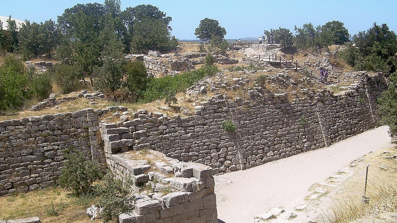 Les fouilleurs d'Hisarlik dégagent les murs de l'agora de Troie et ce ne sont pas les pierres de l'agora qu'ils ont sous l...