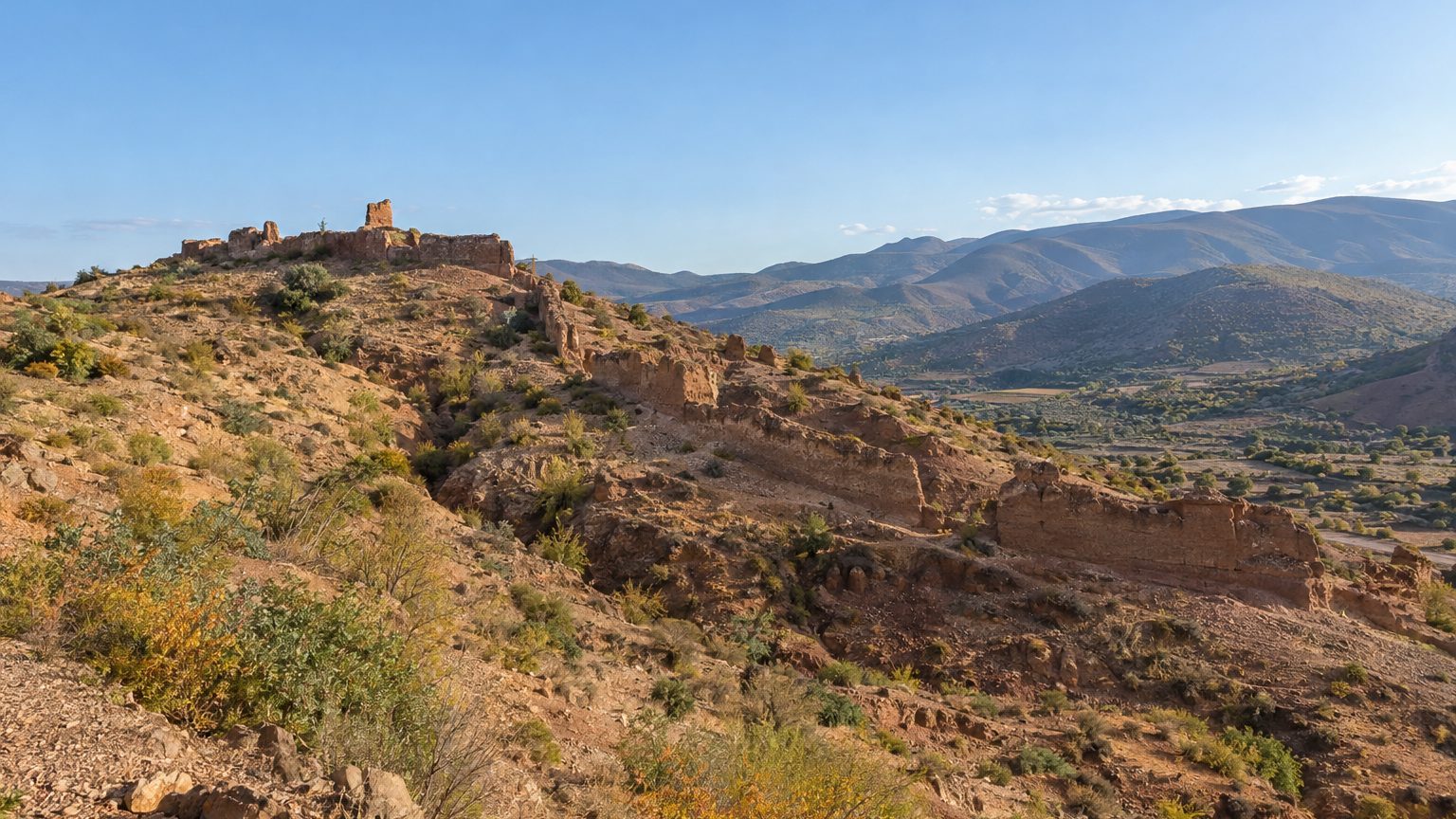 Au bord de l'Oued Beht, au Maroc, dormait depuis 4 000 ans un rempart doublé d'un fossé, dressé contre un ennemi que perso...